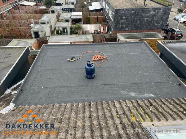 Plat dak met nieuwe bitumen dakbedekking en brandgereedschap in Lichtenvoorde Plat dak met nieuwe bitumen dakbedekking en brandgereedschap in Lichtenvoorde
