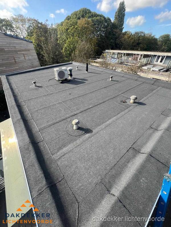 Kosten dakdekker: afgewerkt plat bedrijfsdak met bitumen in Lichtenvoorde