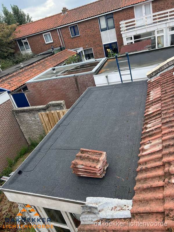Aanbouw plat dak met reservepannen voor dakpannen vervangen in Lichtenvoorde Aanbouw plat dak met reservepannen voor dakpannen vervangen in Lichtenvoorde