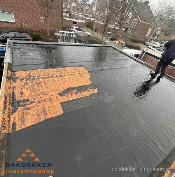 Dakdekker brengt EPDM dakbedekking aan op plat dak in Lichtenvoorde Dakdekker brengt EPDM dakbedekking aan op plat dak in Lichtenvoorde