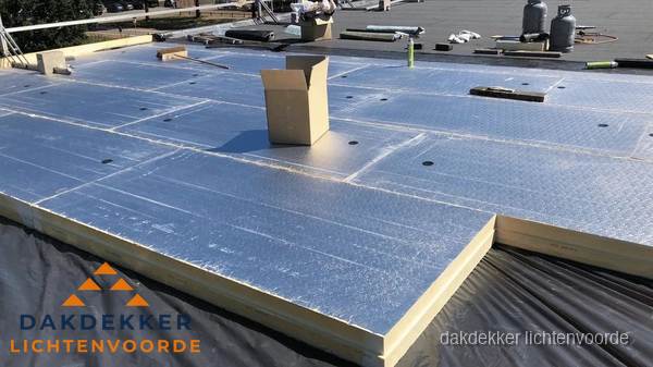 PIR isolatieplaten worden gelegd op plat dak voor dakisolatie in Lichtenvoorde PIR isolatieplaten worden gelegd op plat dak voor dakisolatie in Lichtenvoorde