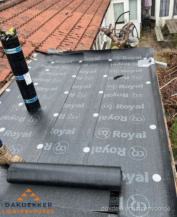 Bitumen dakbedekking leggen op plat dak aanbouw in Lichtenvoorde Bitumen dakbedekking leggen op plat dak aanbouw in Lichtenvoorde