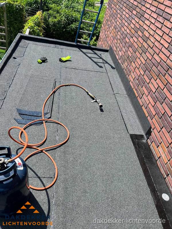 Plat dak met bitumen en brandgereedschap van dakdekkersbedrijf in Lichtenvoorde Plat dak met bitumen en brandgereedschap van dakdekkersbedrijf in Lichtenvoorde