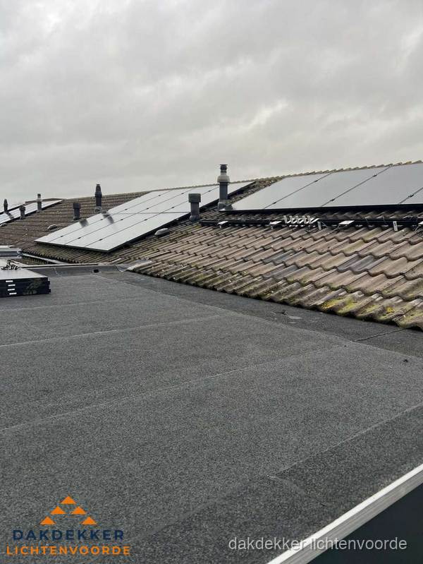 Bitumen dakbedekking op plat dak met aansluitend pannendak en zonnepanelen in Lichtenvoorde Bitumen dakbedekking op plat dak met aansluitend pannendak en zonnepanelen in Lichtenvoorde