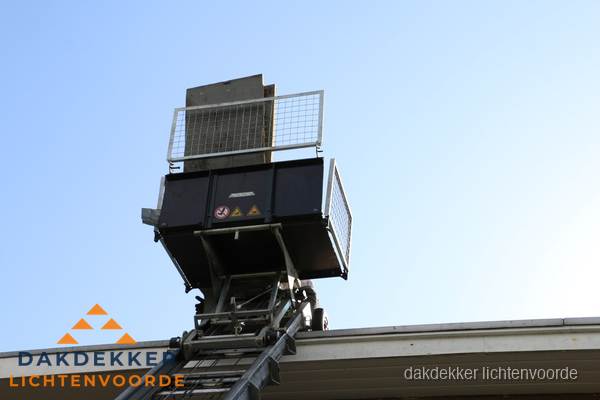 Dakdekkerslift voor materiaal transport bij dakwerkzaamheden in Lichtenvoorde