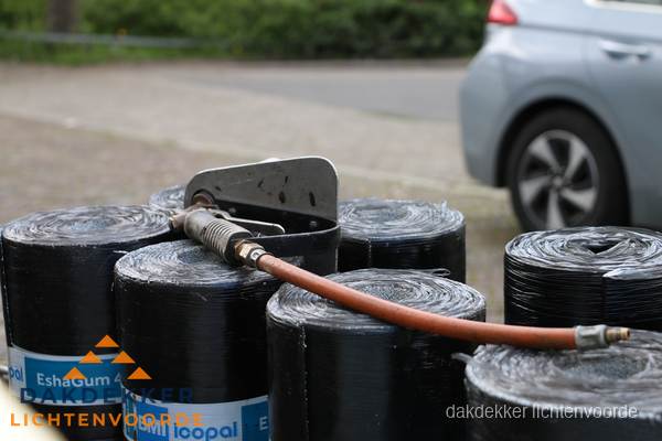 Rollen bitumen dakbedekking EshaGum klaar voor installatie in Lichtenvoorde Rollen bitumen dakbedekking EshaGum klaar voor installatie in Lichtenvoorde