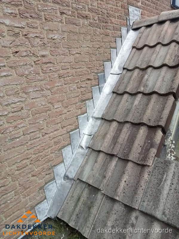 Loodslabben langs dakaansluiting bij bakstenen muur in Lichtenvoorde Loodslabben langs dakaansluiting bij bakstenen muur in Lichtenvoorde