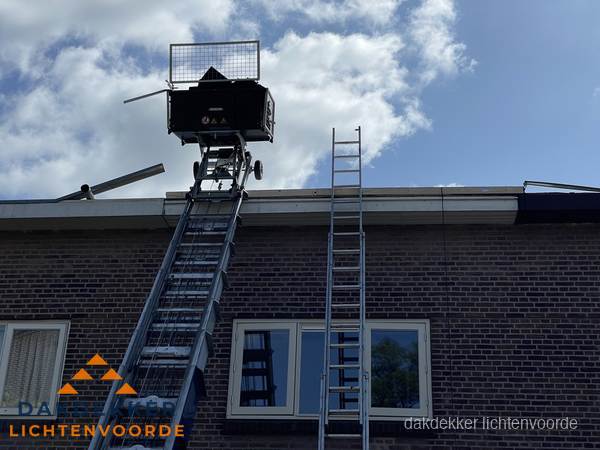 Ladderlift en ladder bij woning voor dakinspectie in Lichtenvoorde Ladderlift en ladder bij woning voor dakinspectie in Lichtenvoorde