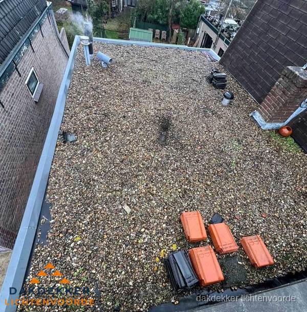 Plat dak met grindballast en dakdoorvoeren in Lichtenvoorde Plat dak met grindballast en dakdoorvoeren in Lichtenvoorde