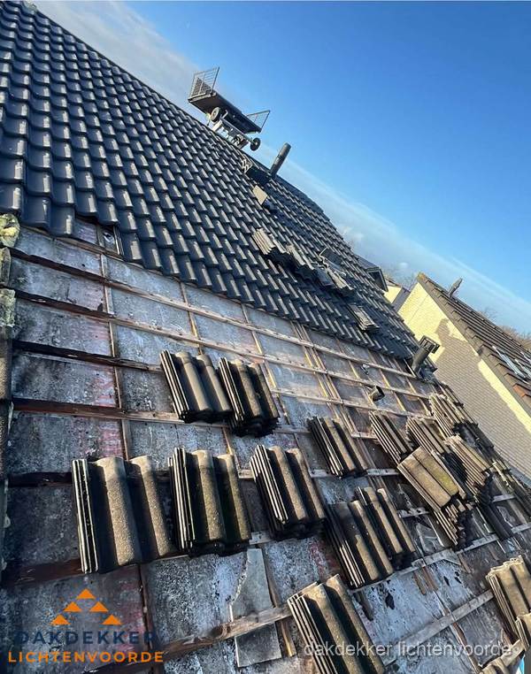 Schuin dak renovatie met nieuwe dakpannen in Lichtenvoorde Schuin dak renovatie met nieuwe dakpannen in Lichtenvoorde