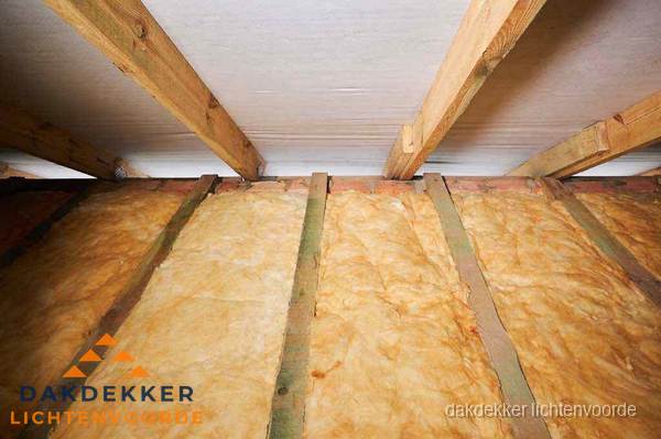 Dakisolatie met glaswol tussen dakspanten in Lichtenvoorde