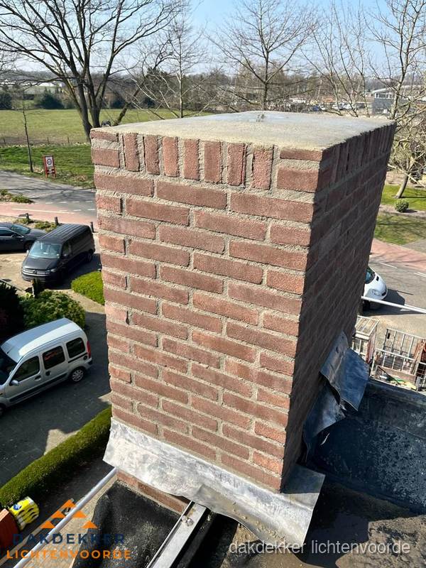 Gemetselde schoorsteen met loodaansluiting op dak in Lichtenvoorde Gemetselde schoorsteen met loodaansluiting op dak in Lichtenvoorde