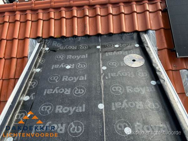 Nieuw dak met dakpannen en Royal onderlaag bij woning in Lichtenvoorde Nieuw dak met dakpannen en Royal onderlaag bij woning in Lichtenvoorde