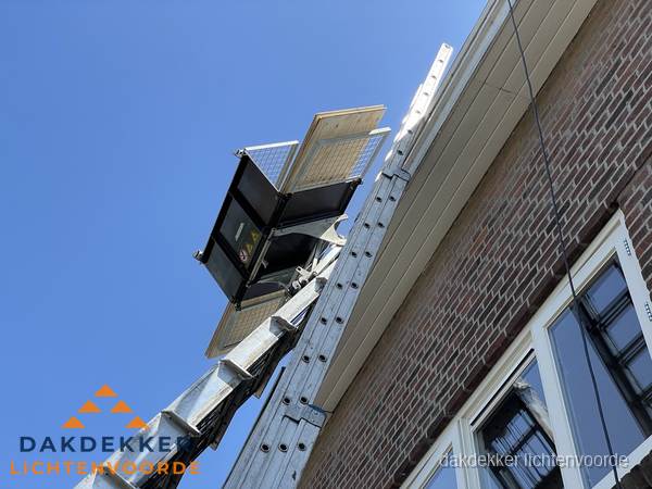Dakgoot vervangen met dakdekkerslift in Lichtenvoorde Dakgoot vervangen met dakdekkerslift in Lichtenvoorde