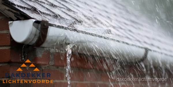Lekkende dakgoot tijdens regenval in Lichtenvoorde Lekkende dakgoot tijdens regenval in Lichtenvoorde