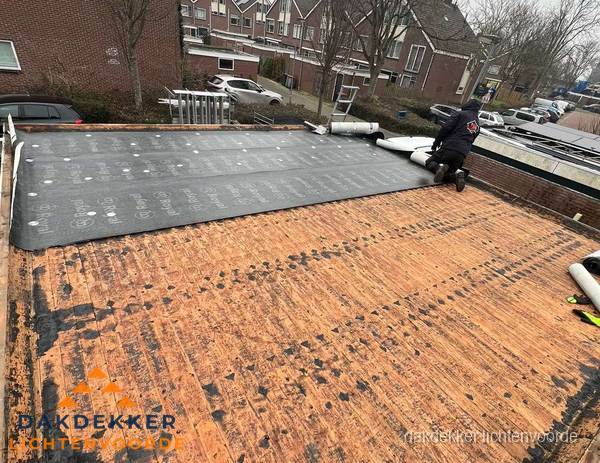 Dakdekker legt onderlaag op plat dak met houten constructie in Lichtenvoorde Dakdekker legt onderlaag op plat dak met houten constructie in Lichtenvoorde