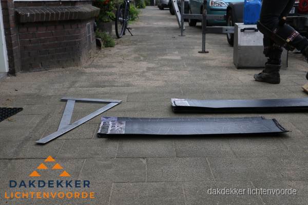 Dakbedekkingsmateriaal en zinkwerk klaargelegd voor reparatie in Lichtenvoorde Dakbedekkingsmateriaal en zinkwerk klaargelegd voor reparatie in Lichtenvoorde