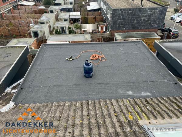 Plat dak met bitumen dakbedekking en brander in Lichtenvoorde Plat dak met bitumen dakbedekking en brander in Lichtenvoorde