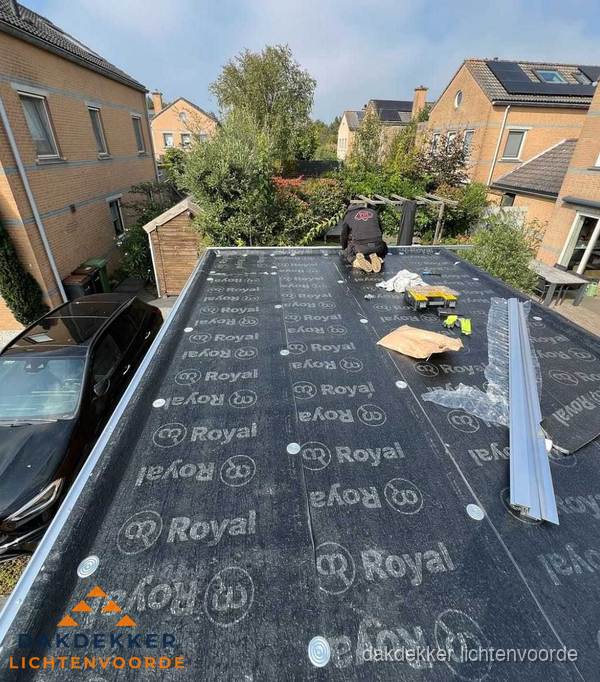 Dakdekker aan het werk op plat dak renovatie in Lichtenvoorde Dakdekker aan het werk op plat dak renovatie in Lichtenvoorde