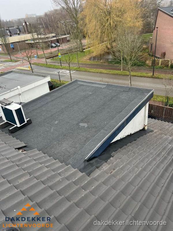 Plat dak met bitumen isolatie en dakbedekking in Lichtenvoorde