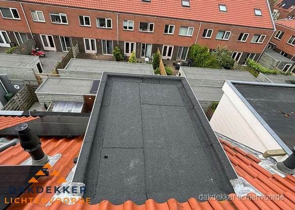 Plat dak met bitumen bedekking naast dakkapel in Lichtenvoorde Plat dak met bitumen bedekking naast dakkapel in Lichtenvoorde