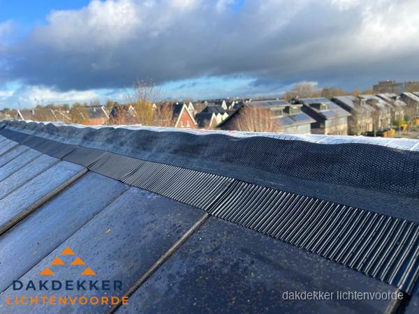 Dakisolatie bij de nok met ventilatieprofiel op schuin dak in Lichtenvoorde Dakisolatie bij de nok met ventilatieprofiel op schuin dak in Lichtenvoorde