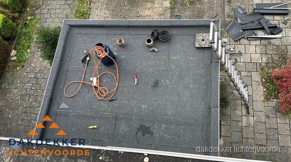 Plat dak met nieuwe bitumen bedekking in Lichtenvoorde Plat dak met nieuwe bitumen bedekking in Lichtenvoorde