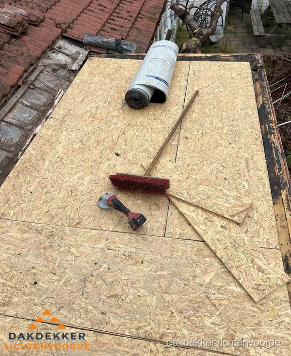 Plat dak vervangen met nieuwe OSB-ondergrond en bitumenrol in Lichtenvoorde Plat dak vervangen met nieuwe OSB-ondergrond en bitumenrol in Lichtenvoorde
