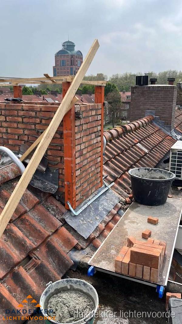 Schoorsteen renovatie met metselwerk op schuin dak in Lichtenvoorde Schoorsteen renovatie met metselwerk op schuin dak in Lichtenvoorde