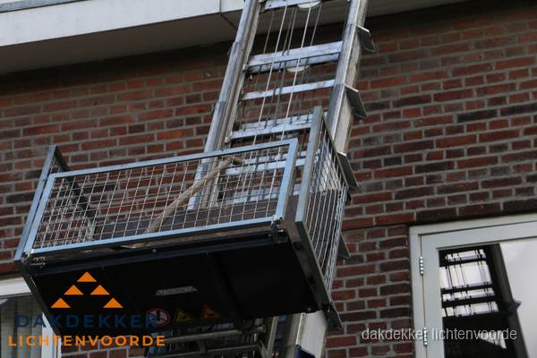 Ladderlift met dakpannen voor dakpan reparatie in Lichtenvoorde Ladderlift met dakpannen voor dakpan reparatie in Lichtenvoorde