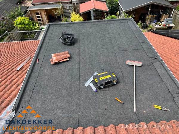 Nieuw plat dak met bitumen dakbedekking in Lichtenvoorde Nieuw plat dak met bitumen dakbedekking in Lichtenvoorde