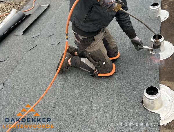 Dakdekker repareert bitumen dakleer bij dakdoorvoer in Lichtenvoorde Dakdekker repareert bitumen dakleer bij dakdoorvoer in Lichtenvoorde