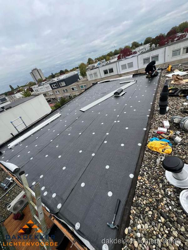 Dakleer vervangen op groot plat dak door dakdekker in Lichtenvoorde Dakleer vervangen op groot plat dak door dakdekker in Lichtenvoorde
