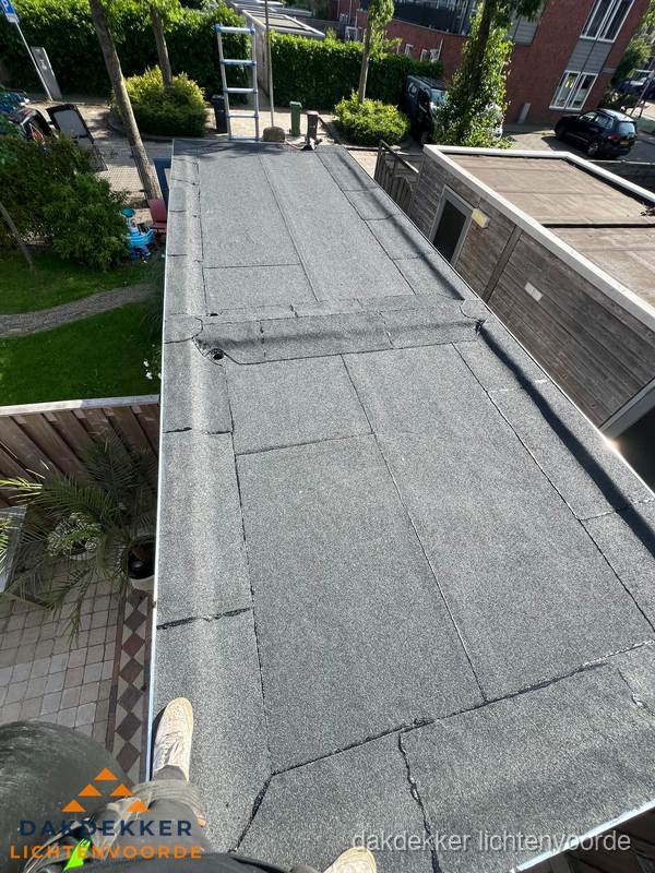 Bitumen plat dak rijtjeswoning vanuit dakdekker perspectief in Lichtenvoorde Bitumen plat dak rijtjeswoning vanuit dakdekker perspectief in Lichtenvoorde