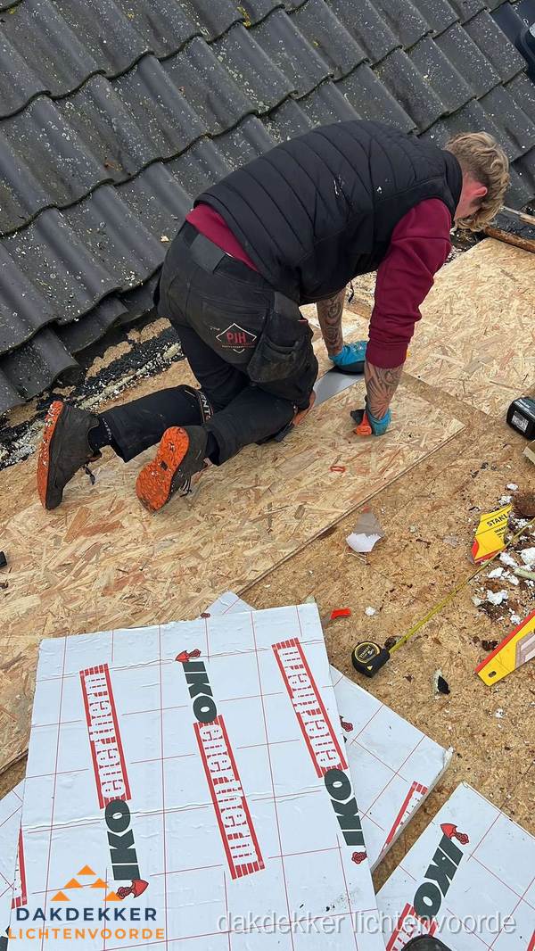 Dakdekker plaatst PIR-isolatieplaten op plat dak in Lichtenvoorde
