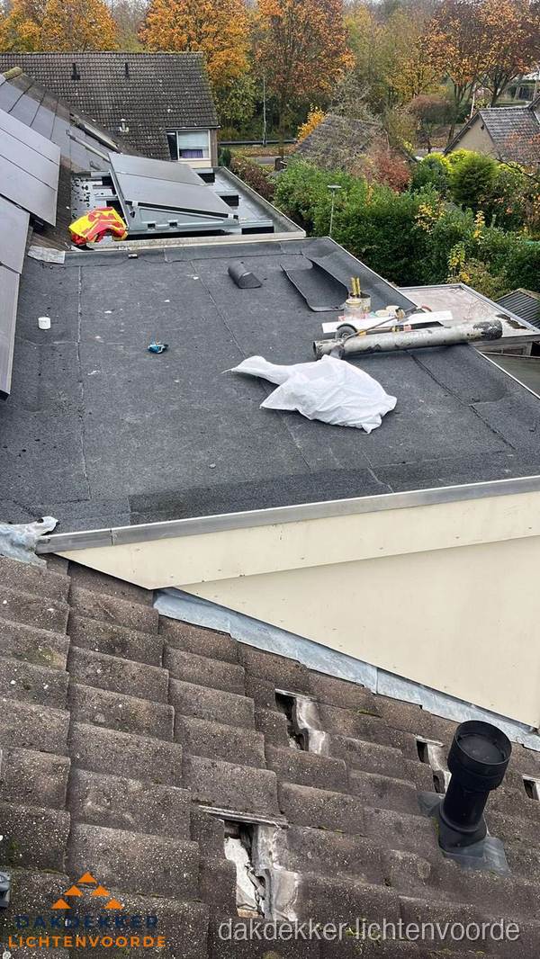 Beschadigde dakbedekking op plat dak voor reparatie in Lichtenvoorde Beschadigde dakbedekking op plat dak voor reparatie in Lichtenvoorde