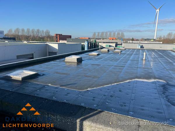 Plat dak bedrijfspand met bitumen dakbedekking en lichtkoepels in Lichtenvoorde Plat dak bedrijfspand met bitumen dakbedekking en lichtkoepels in Lichtenvoorde