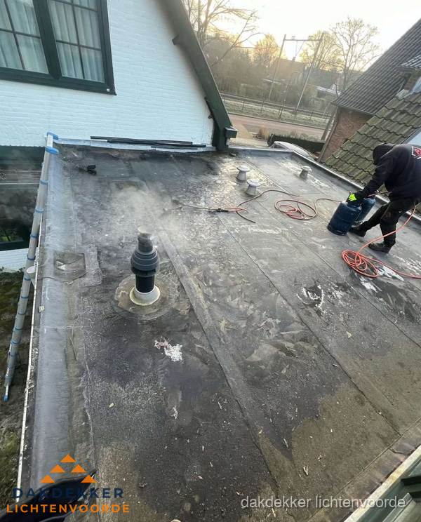 Dakdekker verhelpt daklekkage op plat dak in Lichtenvoorde Dakdekker verhelpt daklekkage op plat dak in Lichtenvoorde