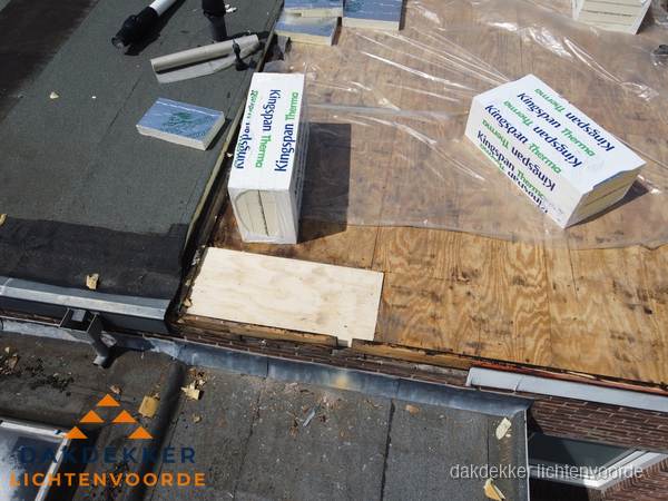 Plat dak isolatie met Kingspan isolatieplaten tijdens renovatie in Lichtenvoorde Plat dak isolatie met Kingspan isolatieplaten tijdens renovatie in Lichtenvoorde