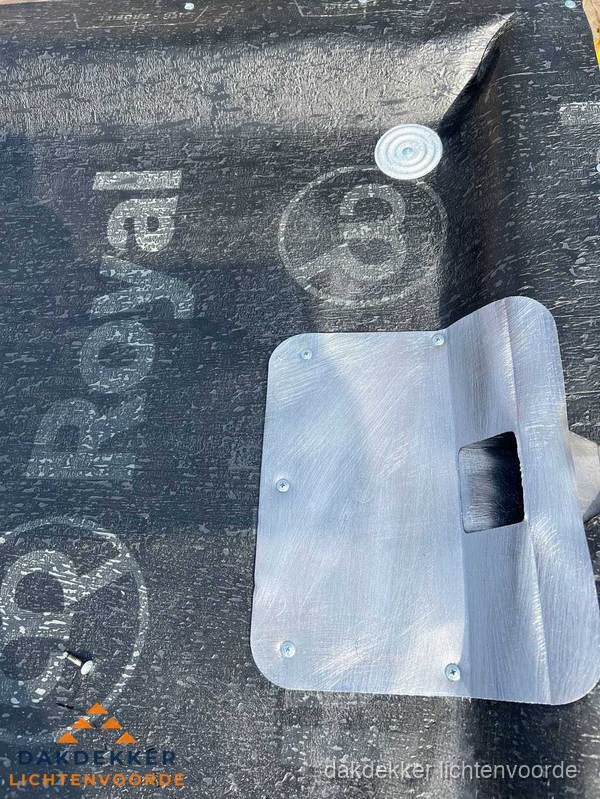Dakgoot aansluiting op bitumen dak in Lichtenvoorde Dakgoot aansluiting op bitumen dak in Lichtenvoorde