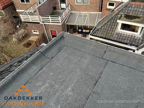 Overzicht plat dak met dakgoot in woonwijk Lichtenvoorde Overzicht plat dak met dakgoot in woonwijk Lichtenvoorde