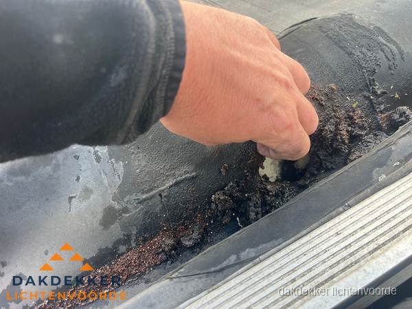 Schade aan bitumen dakbedekking op plat dak in Lichtenvoorde Schade aan bitumen dakbedekking op plat dak in Lichtenvoorde