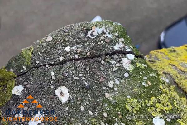 Beschadigde en verweerde nokvorst met scheuren en mos in Lichtenvoorde Beschadigde en verweerde nokvorst met scheuren en mos in Lichtenvoorde