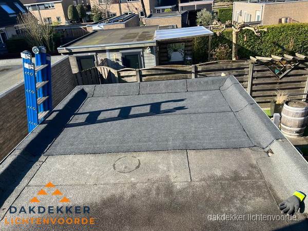 Dakdekker bij bitumen plat dak renovatie in Lichtenvoorde Dakdekker bij bitumen plat dak renovatie in Lichtenvoorde