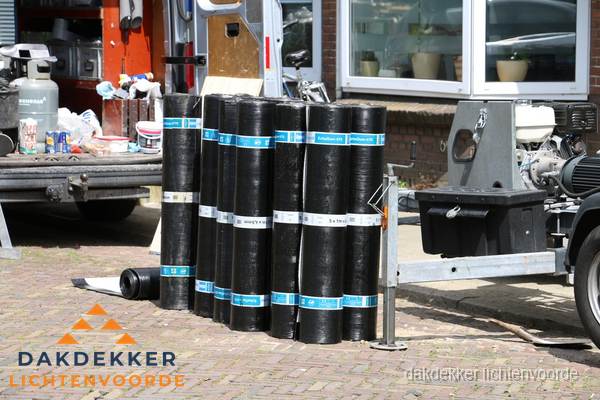 Rollen bitumen dakbedekking klaar voor daklekkage reparatie in Lichtenvoorde Rollen bitumen dakbedekking klaar voor daklekkage reparatie in Lichtenvoorde