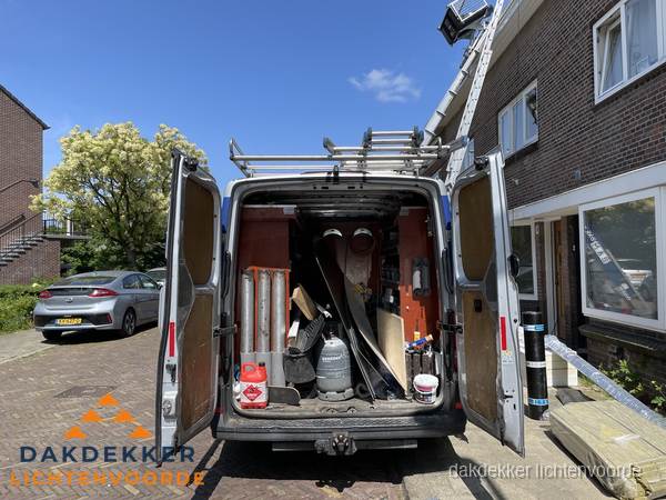 Spoed dakdekker bus met gereedschap en ladder bij woning in Lichtenvoorde Spoed dakdekker bus met gereedschap en ladder bij woning in Lichtenvoorde