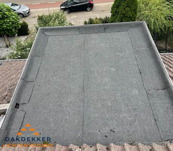 Nieuw aangebrachte bitumen dakbedekking op plat dak in Lichtenvoorde Nieuw aangebrachte bitumen dakbedekking op plat dak in Lichtenvoorde