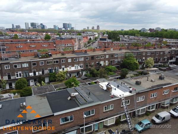 Spoed dakdekker aan het werk op plat dak in woonwijk Lichtenvoorde Spoed dakdekker aan het werk op plat dak in woonwijk Lichtenvoorde