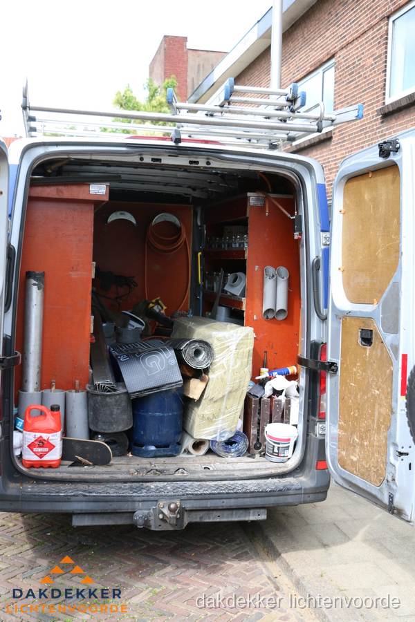 Bedrijfsbus van dakdekker met gereedschap en materialen in Lichtenvoorde Bedrijfsbus van dakdekker met gereedschap en materialen in Lichtenvoorde