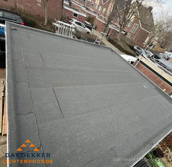 Nieuwe bitumen dakbedekking op plat dak van garage in Lichtenvoorde Nieuwe bitumen dakbedekking op plat dak van garage in Lichtenvoorde